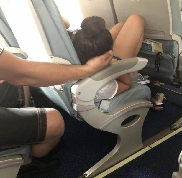 Dad Sparks Online Debate After Cradling Daughter’s Head on Flight