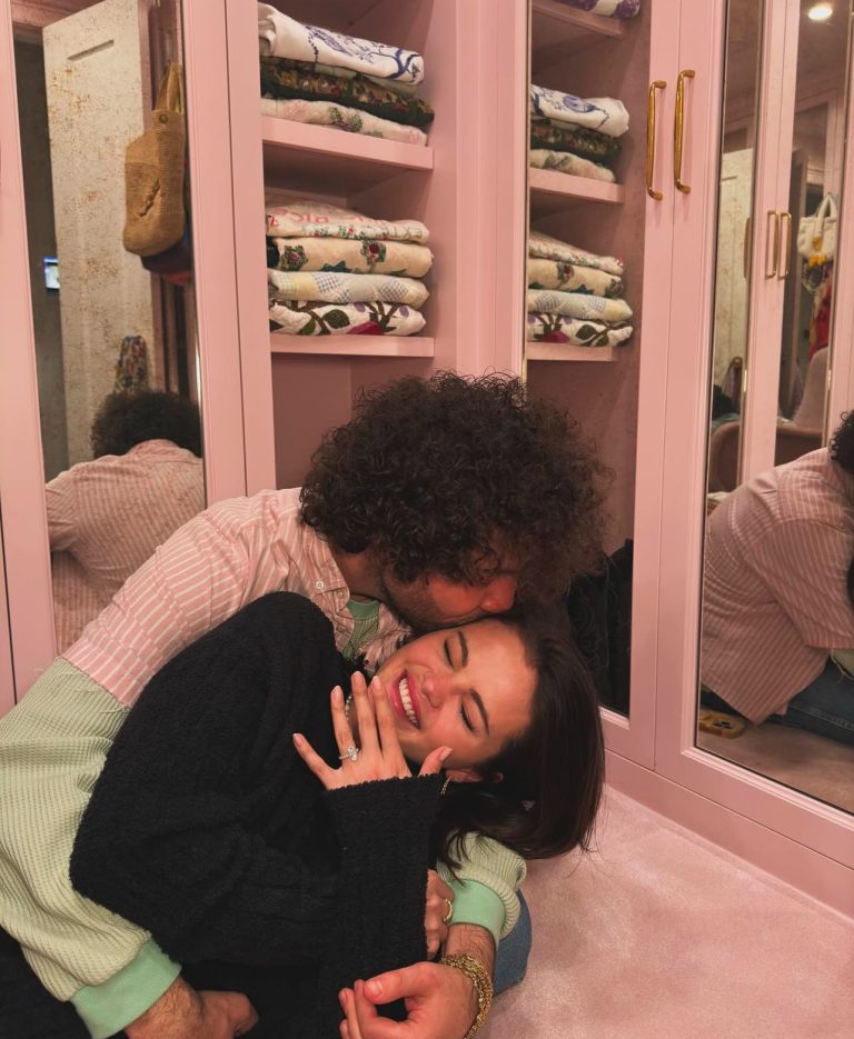 Selena Gomez happily announces her engagement!