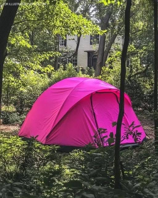 “I RETURNED HOME FROM MY DAUGHTER’S FUNERAL TO FIND A TENT IN MY BACKYARD. A week ago, my 8-year-old daughter, Lily, passed away from cancer. The funeral was as devastating as you’d expect. By the time I got home, I was emotionally drained, but when I pulled into the driveway, I froze. There was a huge tent in my backyard. Bright and circus-like. On the day of my daughter’s funeral? It felt like a cruel joke. I couldn’t understand who would do this. My heart pounded as I pulled back the tent flap. Inside, there was a bundle wrapped in a blanket, just like Lily’s hospital one. My eyes filled with tears. I thought it was some twisted prank. But then the bundle moved. ⬇️⁫”