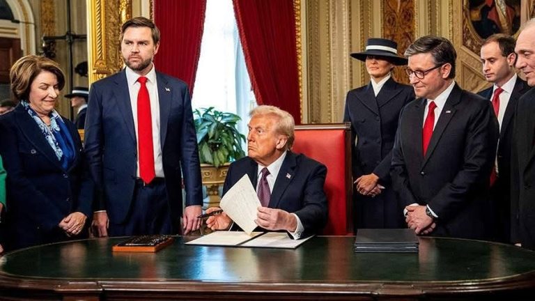 Trump’s Bold Move: Sweeping Changes in White House Staff Spark Controversy!!