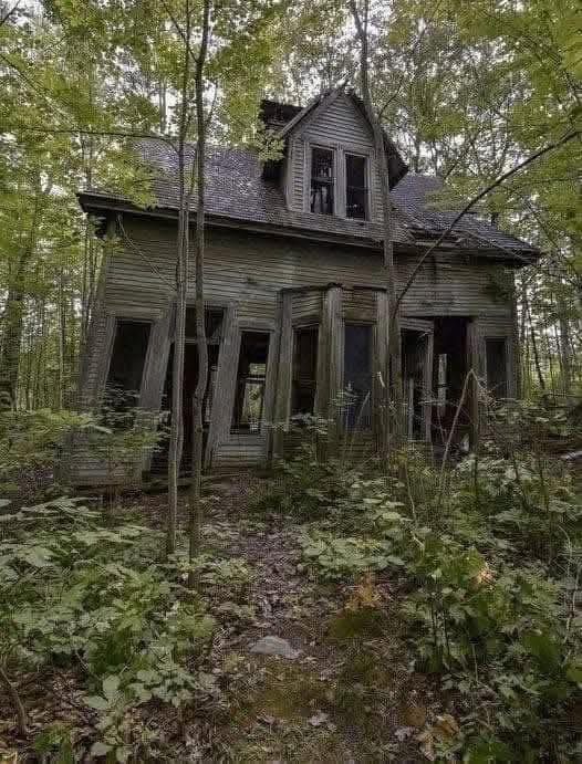 This old house was built way back in 1889, but it was left to crumble over the years. After he bought it, he worked his magic on it and turned it into something quite amazing. It’s hard to believe what he did with it! Wow, that’s awesome!