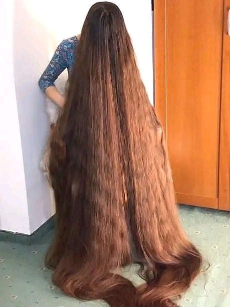 Woman cuts her hair for the first time in 25 years – here’s what she looks like today.
